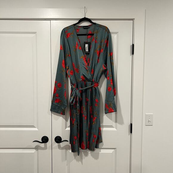 Eloquii Dresses & Skirts - NWT Pretty Little Thing Plus‎ Size Green Floral Longsleeve Pleated Midi Dress 30